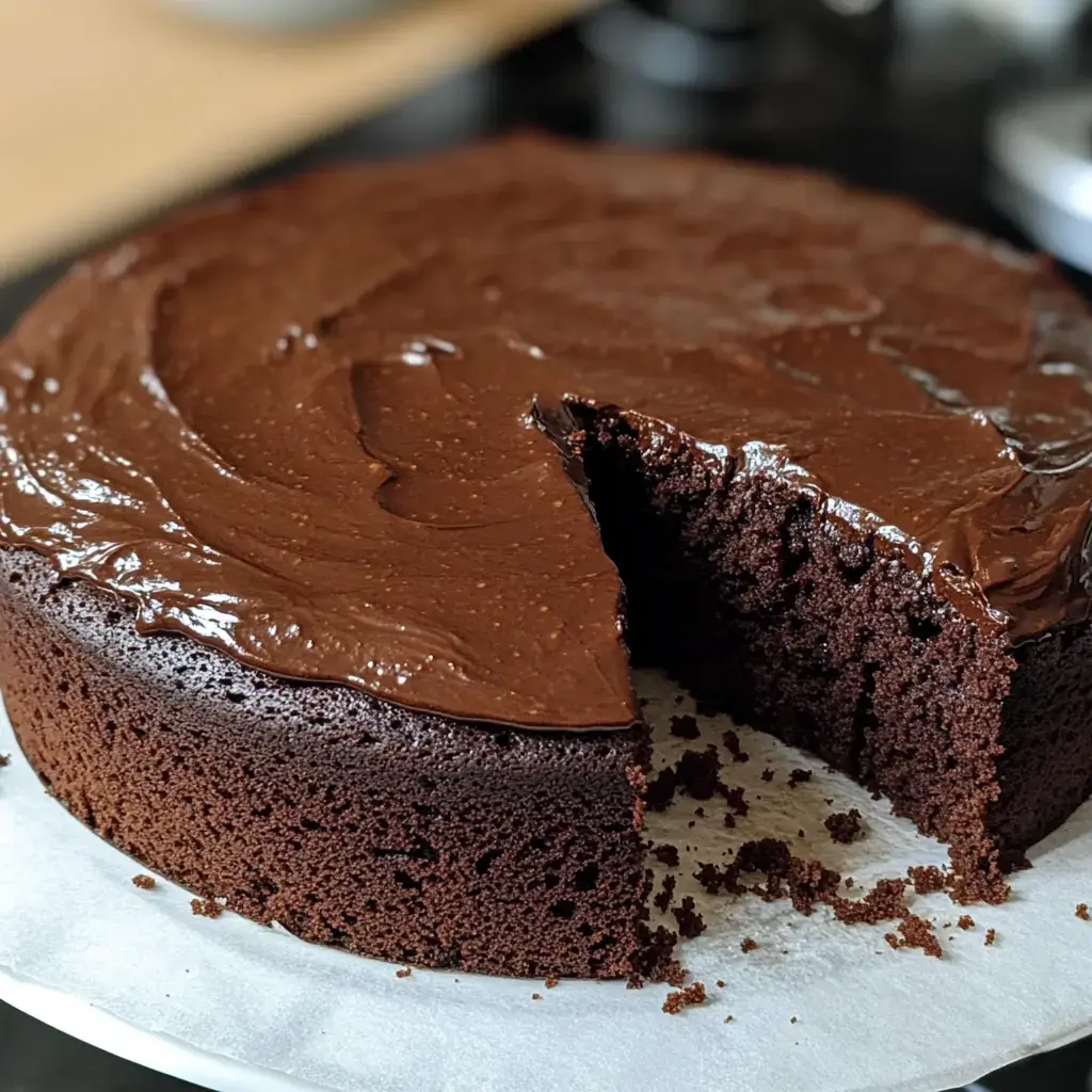 Un fondant au chocolat avec glaçage brillant dont on a déjà pris une part.