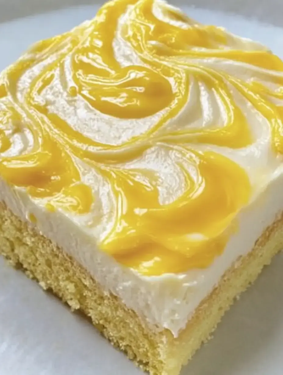 Une tranche de gâteau couverte d'une couche onctueuse blanche et nappée d'un coulis fruité jaune.