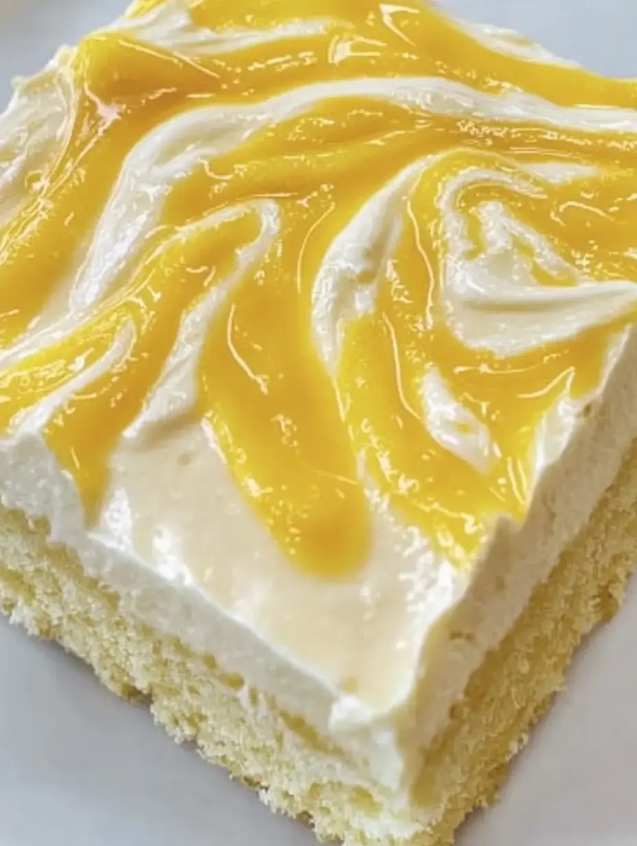 Une part de gâteau garnie d'une couche crémeuse et d'un coulis fruité jaune sur le dessus.