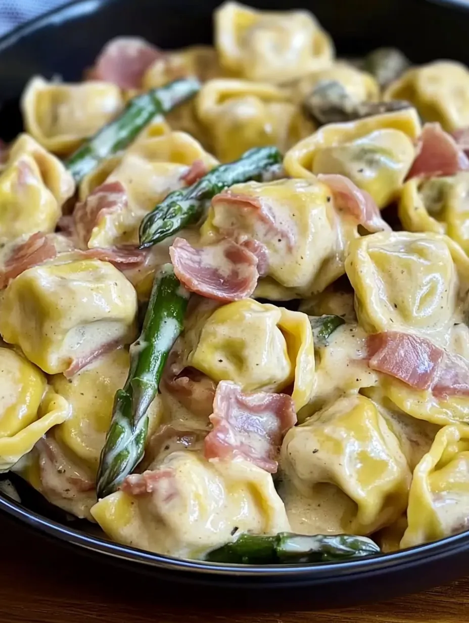 Tortellini crémeux à la panna avec asperges vertes