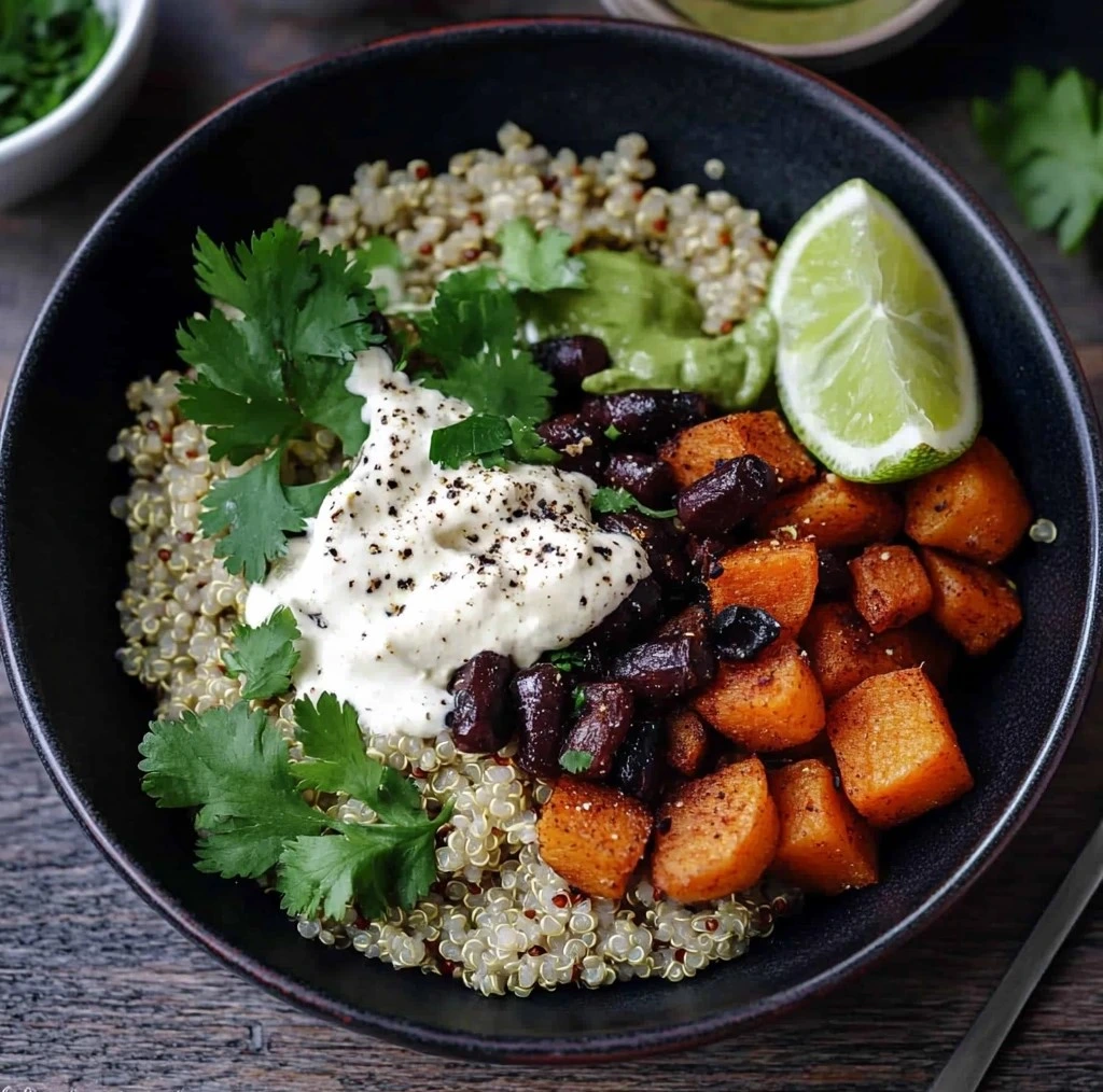 Bol de quinoa aux patates douces et haricots noirs