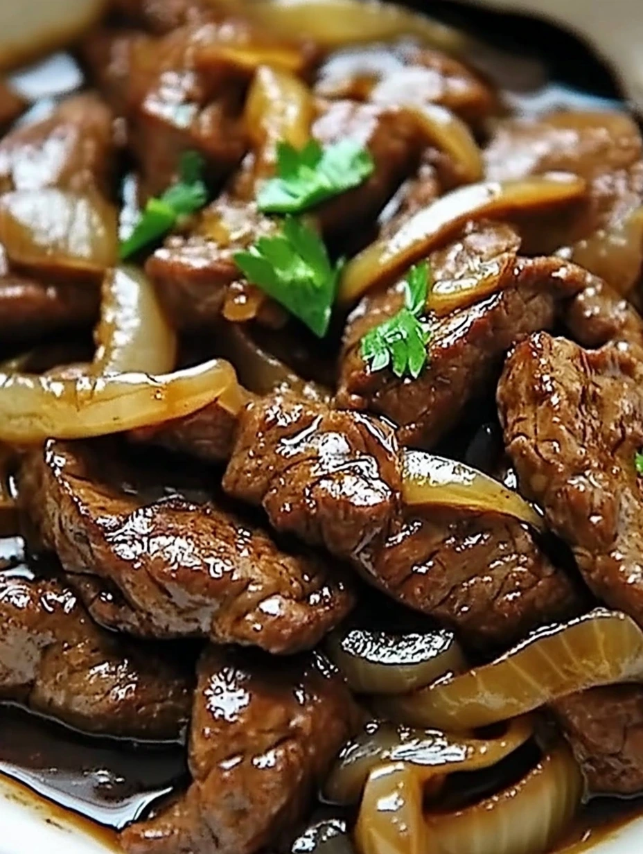 Une image de boeuf sauté avec des oignons et du miel.