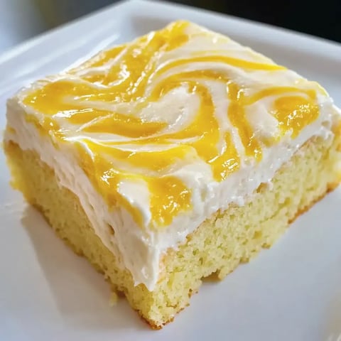 Un dessert crémeux avec des motifs de curd servi sur une assiette blanche élégante.