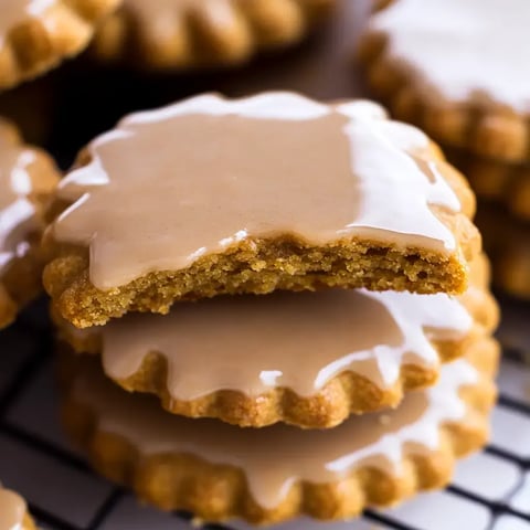 Des biscuits glacés empilés avec un biscuit coupé montrant l'intérieur.