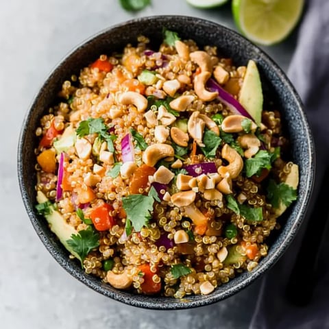 Bol de quinoa thaïlandais aux cajous grillés