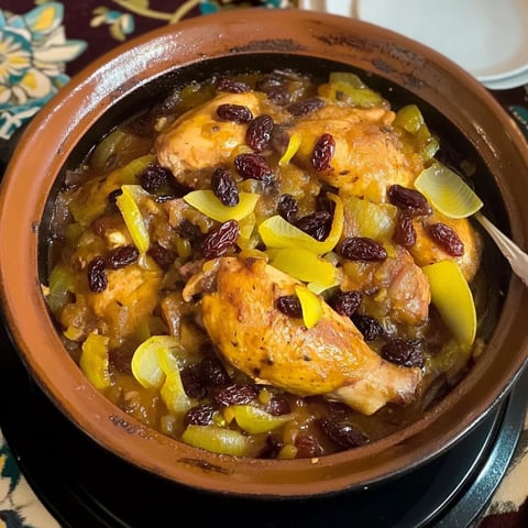 Une tajine de poulet aux oignons et raisins secs.